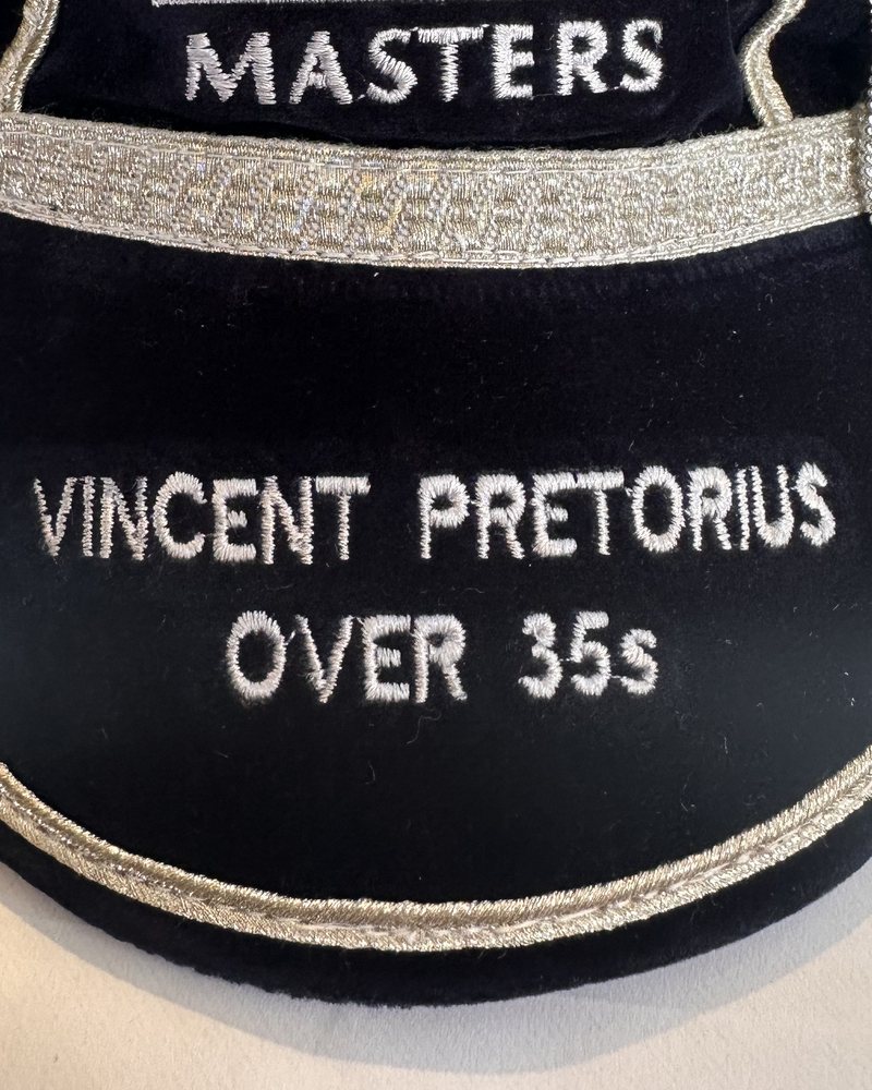 Close-up of the peak embroidered with VINCENT PRETORIUS, OVER 35s
